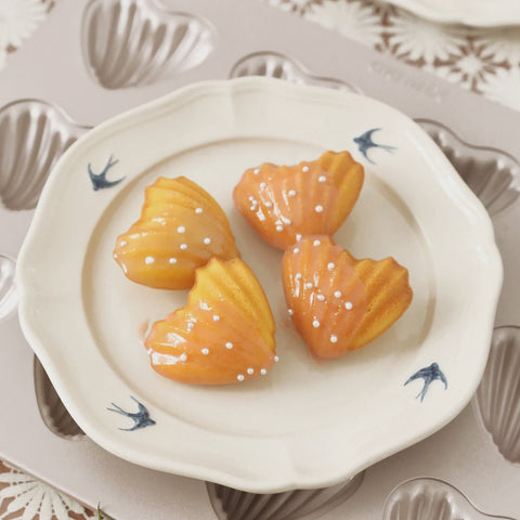 Madeleine Pan - Heart 12 Cup